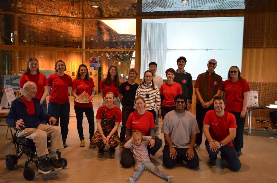 Team Njord på Forskningsdagene Oslo. Fra venstre bakerst: Alette Kleven, Venil Volla, Agi Kiraly, Viktoria Trautner, Theo Haussler, Hui Yang (forran), Yu Zhang (bak), Kristina Dunkel, Federico Lanza, Gabriel Meyer, Karuna Løviknes.Fra venstre forran: Per Arne Rikvold, Annique van der Boon, Joanna Dziadkowiec, Syadhisy Dhanapal, Fabian Barras. Stol på Steinene! arrangementet og verkstedene var åpent for alle interessserte på Klimahuset på Tøyen. Foto: Helle Vikki Vogt Munthe-Kaas