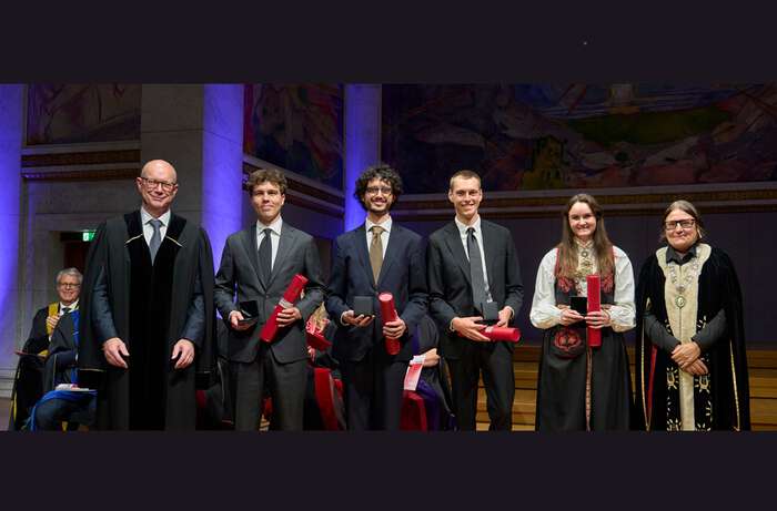 Herman Fæhn Fuglestvedt mottok H.M. Kongens gullmedalje under UiOs årsfest. Fra venstre: Jens Petter Berg, viserektor ved UiO, Herman Fæhn Fuglestvedt, Hugo Ribeiro Mota, Øyvind Snilsberg, Marita Bjaaland Skjuve og UiOs rektor Ragnhild Hennum. Foto: UiO/CF-Wesenberg