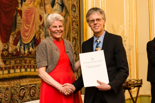 Steinberger overrekkes diplom fra preses DNVA Kirsti Strøm Bull. Foto: Thomas Eckhoff, DNVA