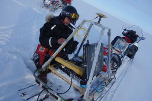 SVALBARD: Postdoktor Thorben Dunse riggar opp radar og GPS som taues bak snøscooteren og måler snøen over Austfonna. Foto: Institutt for geofag/UiO