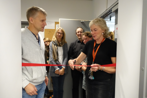 Snorklipping: I dag ble det nye undervisningsrommet Mellomrommet formelt åpnet av instituttleder Brit Lisa Skjelkvåle. En av de som har arbeidet mye med å følge opp byggearbeidene; Thor A. Thorsen  følger spent med. Foto: GEO/Gunn Kristin Tjoflot