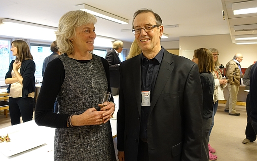 Heder til jubilanten: Nåværene instituttleder ved Institutt for geofag; Brit Lisa Skjelkvåle og vår tidligere Instituttleder Nils Roar Sælthun på samenkomsten etter det faglige programmet. Foto: Gunn Kristin Tjoflot/UiO