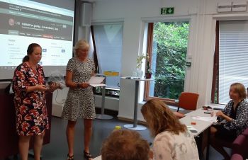 Borgerbrevet for de nye bachelorstudentene deles ut av studiekonsulent Marie Berstad sammen med instituttleder Brit Lisa Skjelkvåle. Hver og en av studentene får et borgerbrev. Foto: GKT/UiO