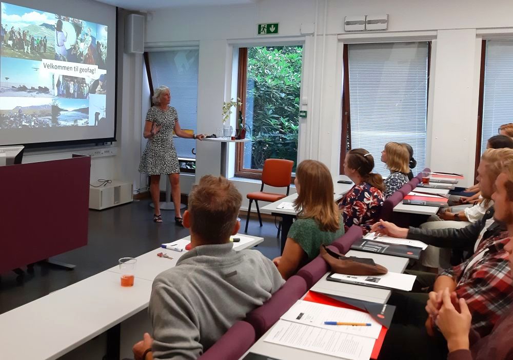 Instituttleder Brit Lisa Skjelkvåle ønsker de nye studentene velkommen på vegne av alle på Institutt for geofag. Foto: GKT/UiO