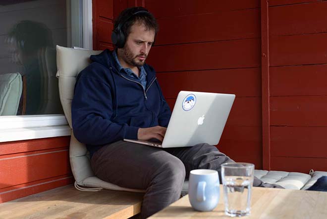Stipendiat Andreas Alexander, Institutt for geofag har fleksibel arbeidsplass for undervisninga på heimekontoret sitt. Han tipser om bruk av spørjeundersøkingar og bruk av delte dokumenter. Foto: Privat