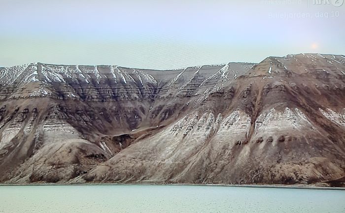 Svalbards kolde landskap kan du sjå i "Svalbard minutt for minutt". Viste du at navnet Svalbard er norrønt? Navnet betyr den "kjølige sida/kanten" eller "den kalde kysten". Foto: NRK TV, (faksimile) Gunn Kristin Tjoflot/UiO