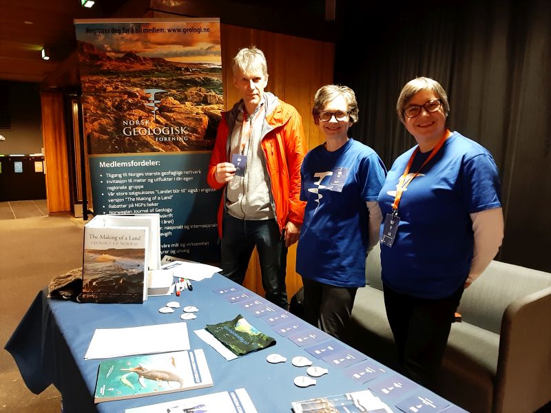 Sentrale krefter i kulissene var organisasjonskomitten for konferansen med deltagere fra Institutt for geofag, NHM og Realfagsbiblioteket. Her er den loklae UiO-komiteen representert ved Thor Axel Thorsen, Ins for Geofag, og deretter viktige krefter fra Norsk geologisk forening ved Jorunn Aune, med Ane Marie Husås fremst til høyre. Foto: Gunn Kristin Tjoflot/UiO