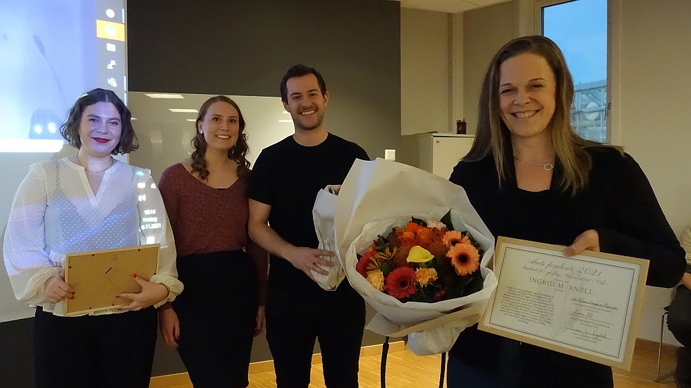 Foto: Stolt prisvinner Ingrid Margareta Anell med diplom og blomster fra studentene. Geofaglig fagutvalg representert ved (fra venstre) Lise Julianne Nystad, Ida Helene Magnor Hansen (leder av GFU), og Søren Blåberg Tvingsholm. Foto: Gunn Kristin Tjoflot/UiO