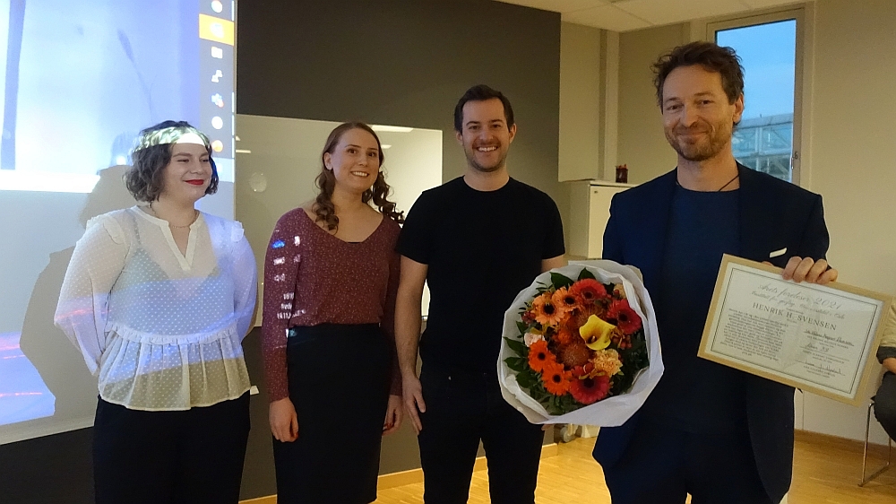 Foto: En stolt prisvinner Henrik H. Svensen med diplom og blomster til høyre i dette bildet. Representanter fra Geofaglig fagutvalg (fra venstre) Lisa Julianne Nystad, Ida Helene Magnor Hansen (leder av GFU) og Søren Blåberg Tvingsholm. Foto: Gunn Kristin Tjoflot/UiO