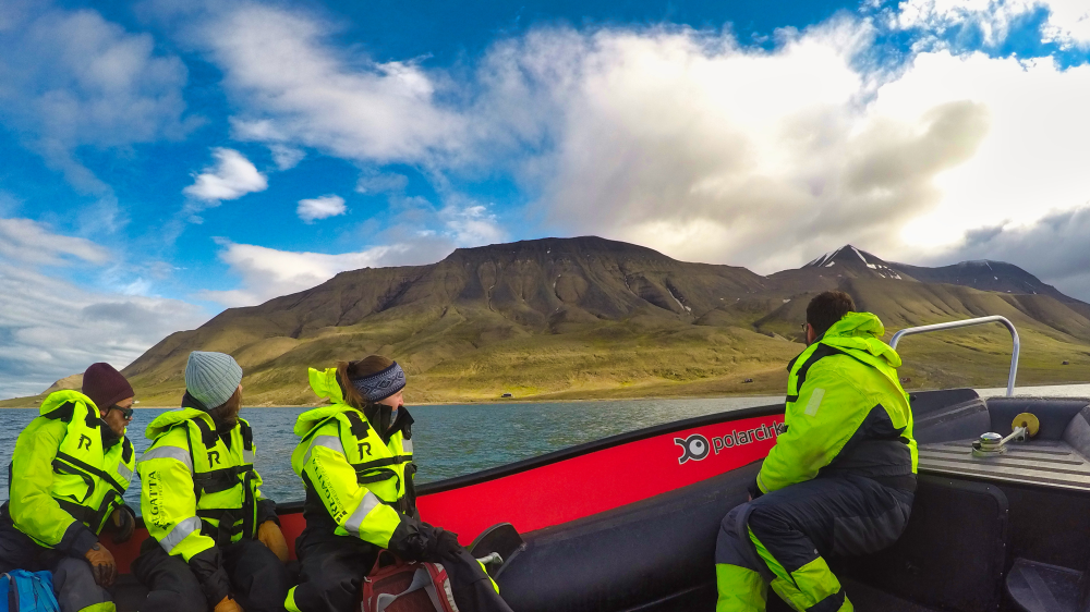 Foto: Båttur: Det er store avstander på Svalbard, og den enkleste måten å komme seg fram på er med båt. Foto: Guro Lilledal Andersen