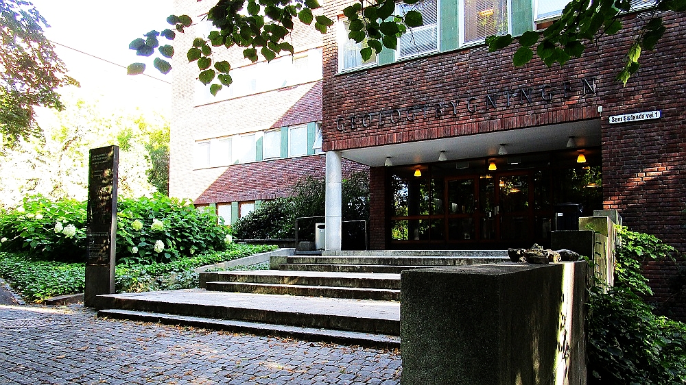 Foto av hovedinngangen: Institutt for geofag, Universitetet i Oslo. 