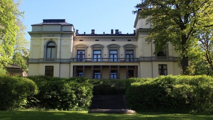 Bildet kan inneholde: himmel, anlegg, bygning, vindu, tre.