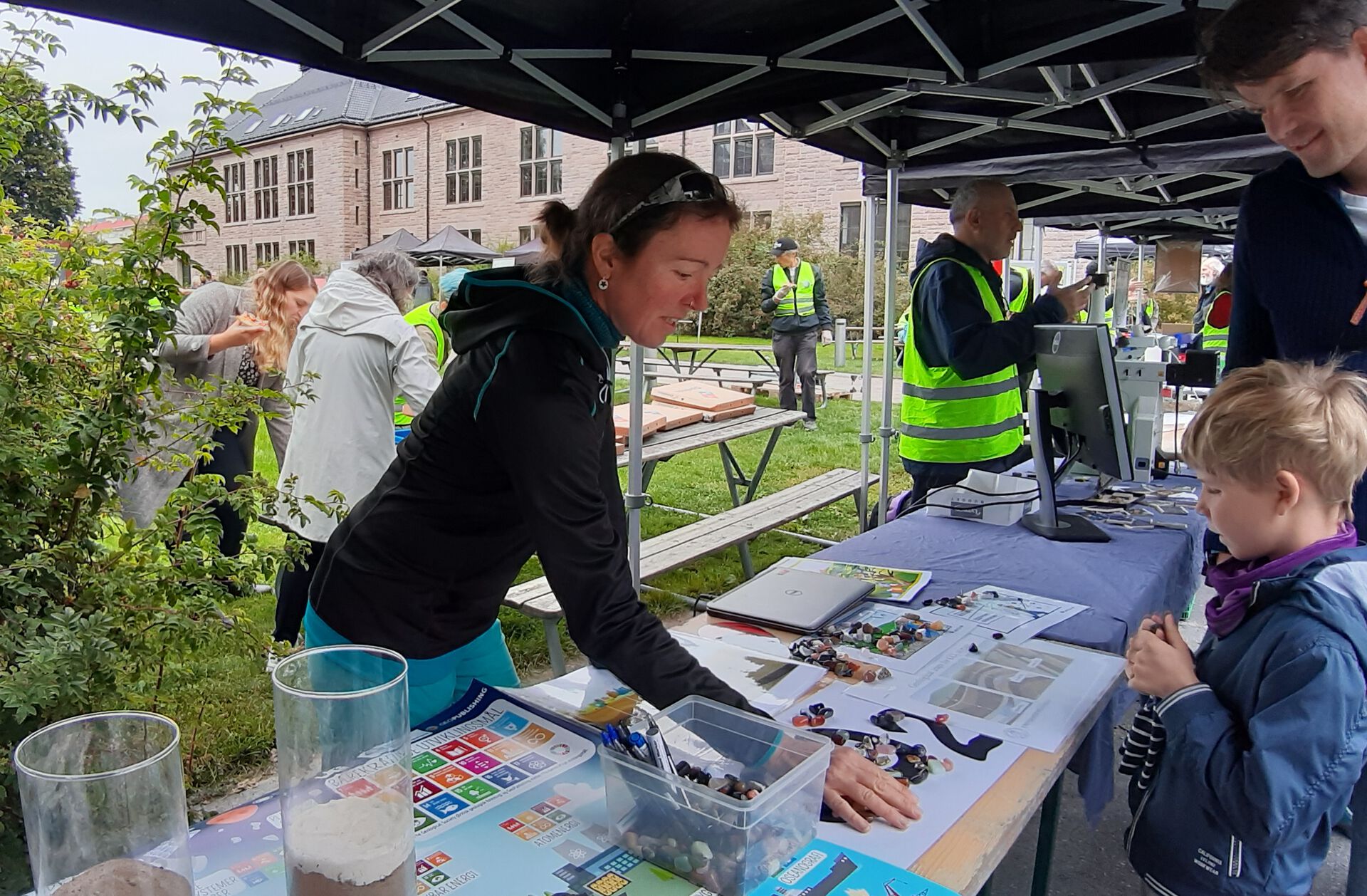 CO2 lagring: Her presenterer Rikke prinsippene bak lagring av gassen CO2 i geologiske formasjoner i undedrgrunnen på standen til forskergruppen NCCS ved UiO. Foto: Gunn Kristin Tjoflot
