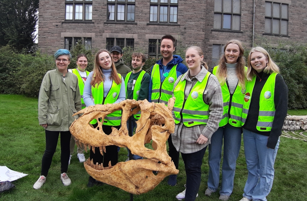 Foto: Flinke formidlere: Her er teamet med geostudenter som deltok på stands og formidling av geofag på Geologiens dag 2022. For anledningen er de fotografert ved en fossilkopi fra museets formidlingssamling. Foto: Gunn Kristin Tjoflot