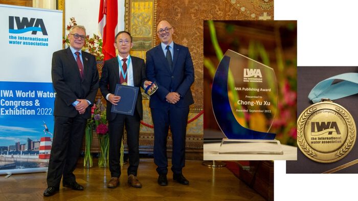 IWA World Water Congress & Exhibition, København, 10. september: Professor Chong-Yu Xu, Institutt for geofag, UiO i midten, med IWAs president Tom Mollekopf til venstre og til høyre Enrique Cabrera, IWAs visepresident. Foto: International Water Association