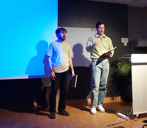 Foto: Prisoverrekkingen ble gjort av GEO-studentene William Gjertsen Tønnesen og Liam McCourt, begge fra Geofaglig fagutvalg/GFU. Foto: Gk/UiO