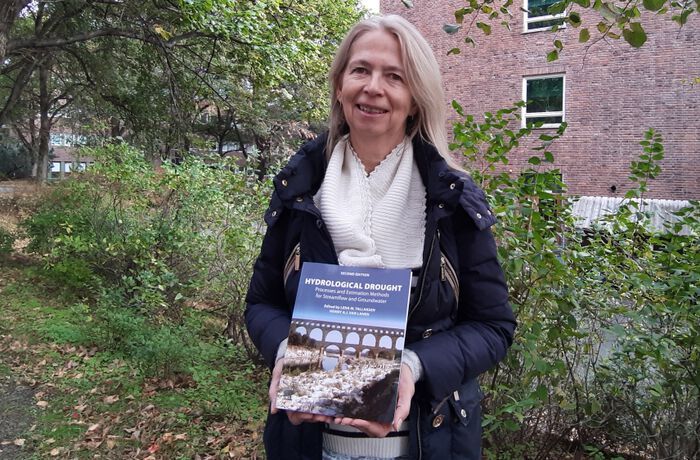 Foto: Lena M. Tallaksen, Institutt for geofag, viser frem den nye fagboken som ble lansert i sommer. Tallaksen er sammen med nederlandske Henny A.J. van Lanen redaktør for nyutgivelsen. Foto: Gunn Kristin Tjoflot