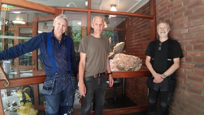 foto av arbeidslaget for montering av krystallene, fra venstre: Morten Ekeland, Thor A. Thorsen og Bjørn Lund. Steinblokkene veier opp mot 100 kg hver og det kreves presisjon og muskelkraft for å montere de inn i de to små trange glassrommene i hovedinngangen. Foto: Gunn Kristin Tjoflot/UiO