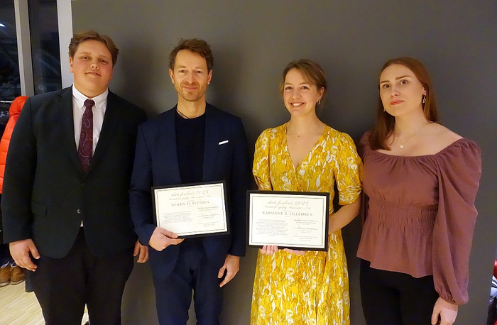 Foto: Henrik H. Svensen og Karianne Lilleøren er årets forelesere for 2023 ved Institutt for geofag. Diplom ble tildelt de to fra leder og nestleder for Geofaglig fagutvalg (GFU). På fotoet er fra venstre, Markus Haugen (nestleder/GFU), de to prisvinnerne Henrik H. Svensen og Karianne Lilleøren, og Ida Helene Magnor Hansen (leder/GFU). Foto: Gk/UiO