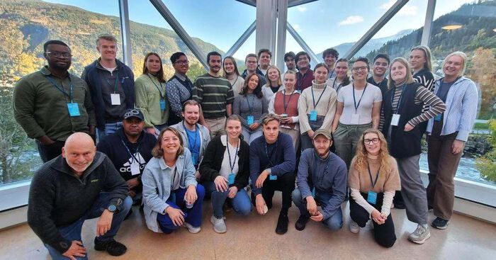 Deltakarane frå Institutt for geofag på årets Geofaredag 2023 i Sogndal. I år hadde alle studentane fra eit emne meldt seg på, og dette sikra høg deltaking frå Universitetet i Oslo. Nedst frå venstre fyrste rad (på kne) sees instituttbestyrar Bernd Etzelmûller, ved siden av han, Karianne S. Lilleøren, som er utdanningsleiar ved Institutt for geofag. Foto: Privat