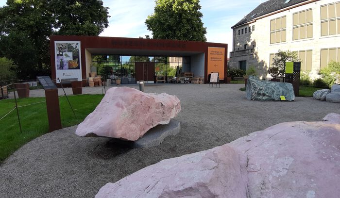Botanisk hage, Tøyen: Botanisk hage, Tøyen: Den nye steinhagen utenfor hovedinngangen til Naturhistorisk museum på Tøyen i Oslo. Dette er en utendørs utstilling om geologi tilpasset barn, men også andre interesserte kan ha stor glede av utstillingen. Steinhagen er ny, og åpnet i mai 2024. Foto: Gunn Kristin Tjoflot/UiO