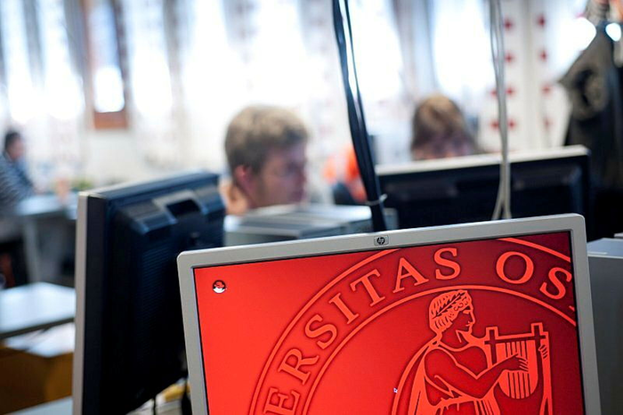 Foto: Bilde av student i realfag ved UiO. Ønsker du å studere geofag ved UiO? På mastercaféen får du anledning til å spørre fagpersoner og studieveiledere om det du måtte lure på om masterstudier i geofag, når det gjelder faginnhold, studiene, masteroppgaver, forskningsprosjekter, praksis og karriereveier med mer. Foto: UiO/Morten Brun