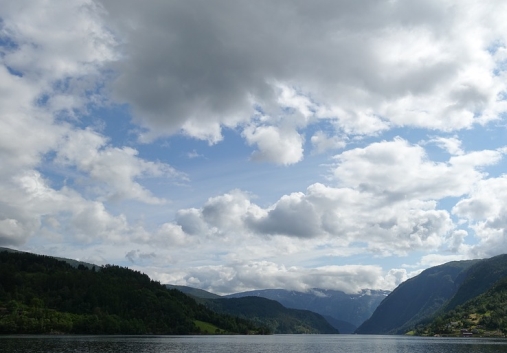 Bildet kan inneholde: sky, himmel, vann, vannforsyning, fjell.