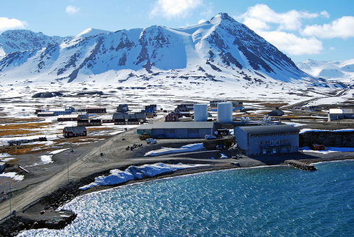 Ny-Ålesund er en forskningsbase på Spitsbergen, Svalbard. Foto: Harvey Barrison, Wikipedia CC BY-SA 2