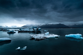 Isfjell i drift, Island. Foto: Emma Hall/Unsplash