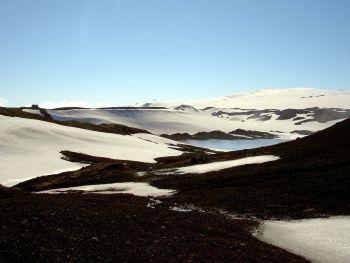 På Island finner vi vulkanen Katla som kan ha innvirkning på Norge ved utbrudd. Den ligger 1512 moh og 300–400 meter under den 595 km² store isbreen Mýrdalsjökull. Katla krateret har en diameter på 10 km. Foto: Chris 73/CC BY-SA 3.0