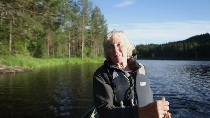 Brit Lisa Skjelkvåle, er hydrogeolog og forklarer om virkninger av sur nedbør i episode 6 i NRK serien Natur i endring. Foto: NRK