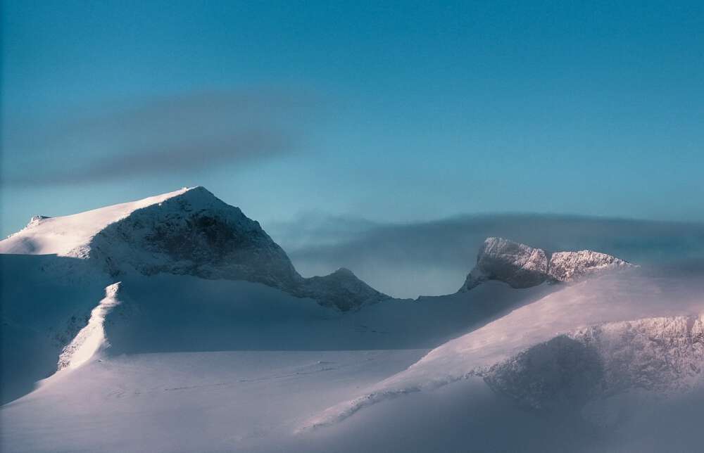 Ikke bare vakker: Med sin høyde på 2,469 meter ruver Norges høyeste fjell Galdhøgpiggen godt i landskapet i Jotunheimen. En fottur opp til Galdhøgpiggen er en populær rute med det kreves godt utstyr og erfaring med å ferdes i fjell og lett klatring. Pågående klimaendringer kan gi økt risiko for å ferdes her. Foto: Klimapark 2469 / Frys Film AS