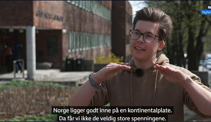 Geolog og stipendiat Gard Lilledal Andersen, Institutt for geofag forann Geologibygningen på Blindern intervjuet for innslag på Dagsevyen. Skjermdump/NRK
