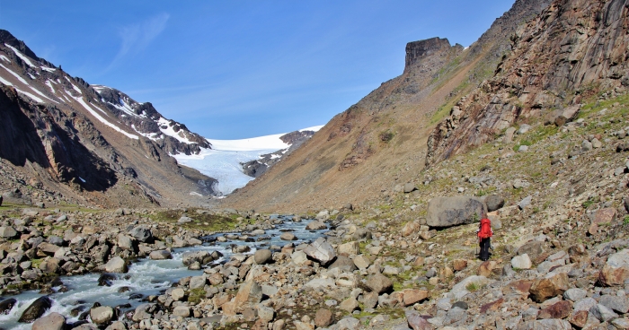 Langfjordjøkulen i Finnmark har minket mye i areal de siste årene. Her er et bilde fra 16. juli 2016 hvor man ser fronten av breen i enden av dalen. Bretunga har trukket seg tilbake gjennom hele dalen i løpet av ca. 100 år. FOTO: Jonas Paulsen.