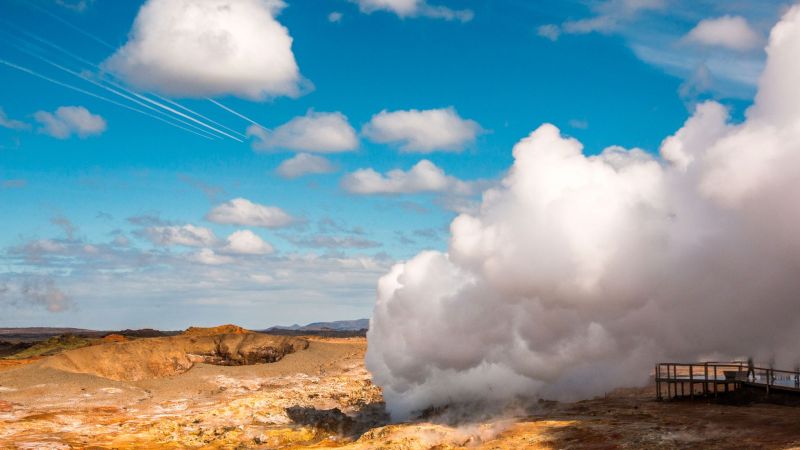 Bildet viser Gunnuhver, et område med stor geotermisk aktivitet på halvøya Reykjanes. Islands flyplass Keflavik ligger på halvøya, og Islands hovedstaden Reykjavik ligger også like ved. Foto: Olivier Galland