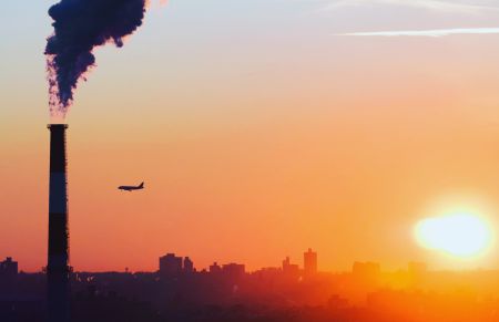 Forurensning over en storby. Foto: Thijs Stoop/Unsplash