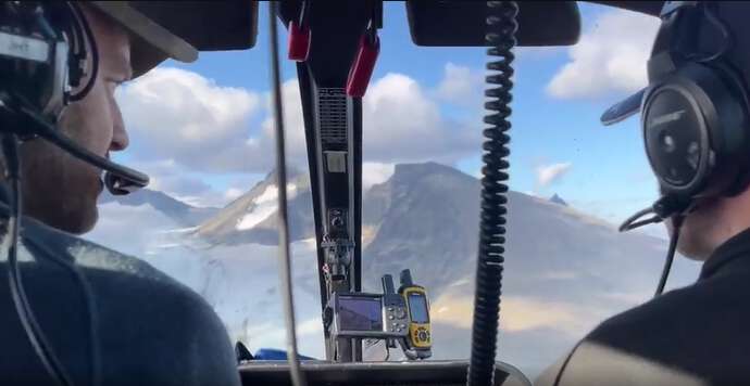 Foto: På vei til feltarbeid til fjellside i den Sarek nasjonalpark med helikopter.