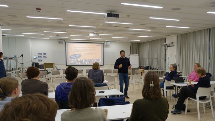 Foto: Anders Mattias Lundmark, leder av seminaret, ønsket velkommen i Bikuben/KBH på Blindern til et iEarth Co-Creation Forum om utvikling av inkluderende undervisning. Foto: GK Tjoflot