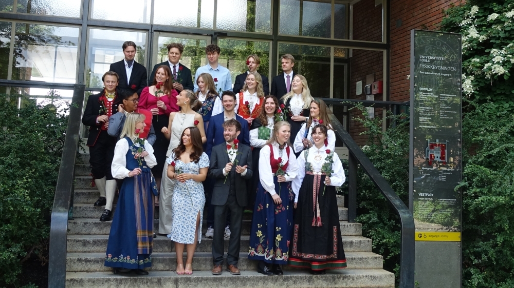 Foto: Avgangsstudenter ved bachelorstudiene ved Institutt for geofag, UiO våren 2024. Bildet er fra samlet fotograferingen ved trappa til Fysikkbygningen etter seremonien. Foto: GK Tjoflot