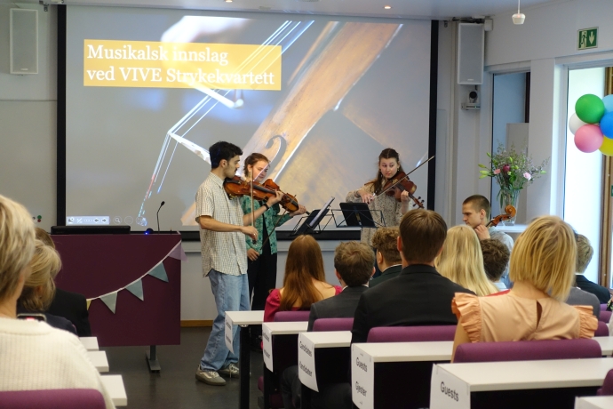 Musikalsk innslag av VIVE strykekvartett, som består av studenter fra Norges musikkhøyskole. Fra venstre: Erik Carrasco-Isachsen (violin), Iben Sofie Nygaard (violin), Vårin Lie Rognes (viola), og Torjus Hole Bjorå (cello). Foto: Gunn Kristin Tjoflot/UiO