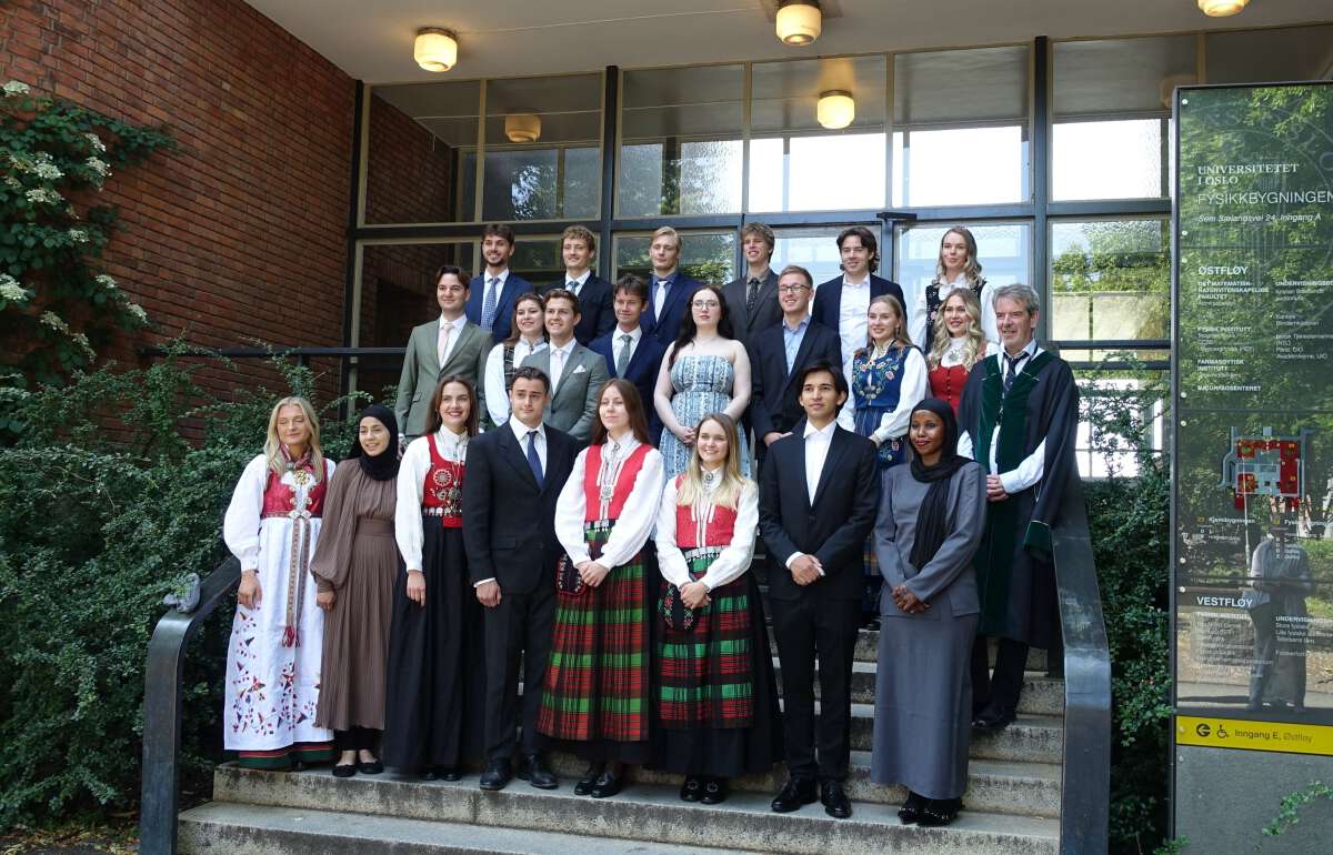 Foto: Avgangsstudenter ved bachelorstudiene ved Institutt for geofag, UiO våren 2025. Bildet er fra samlet fotograferingen ved trappa til Fysikkbygningen etter seremonien. Foto: GK Tjoflot