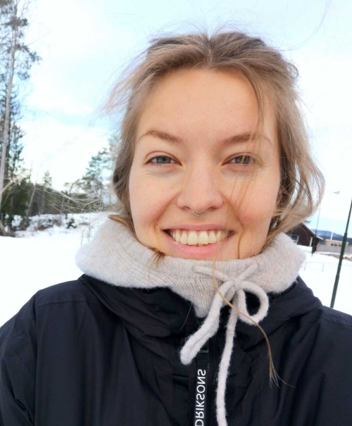 Sina er ute blant trær og snø