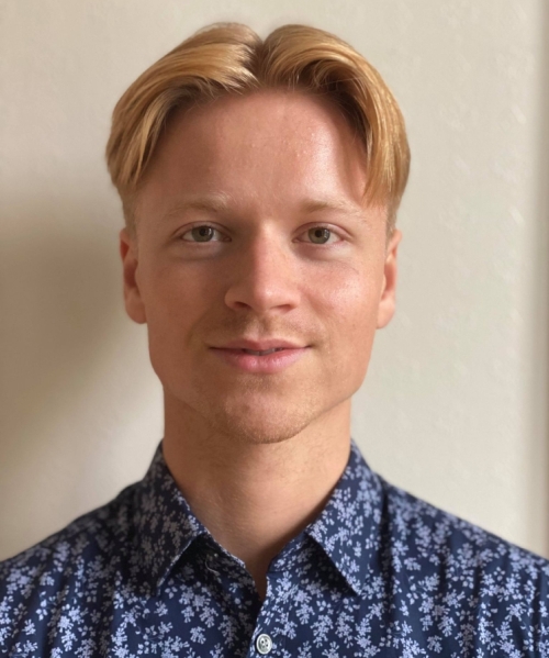 Johan står inntil vegg