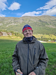 Bildet kan inneholde: hode, leppe, smil, bygning, yttertøy.