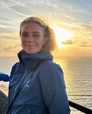 Bildet kan inneholde: hode, leppe, smil, bygning, yttertøy.