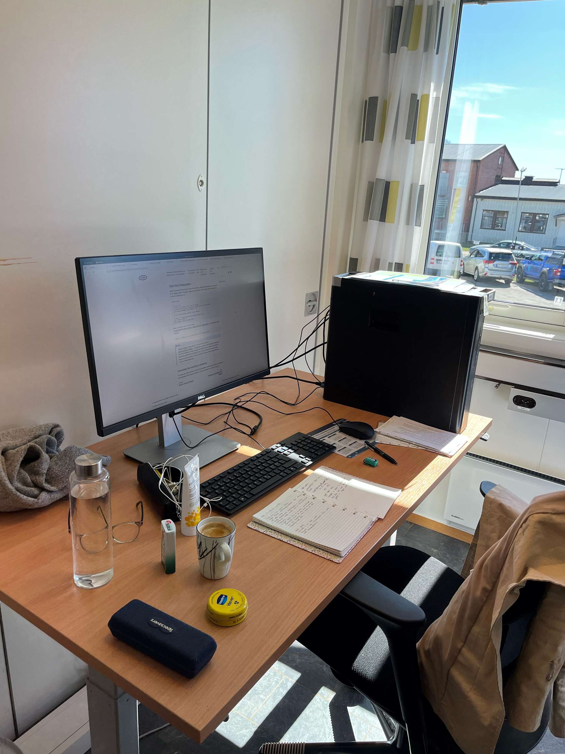 Bildet kan inneholde: elektronisk enhet, periferiutstyr, inndataenhet, møbler, dataskjerm