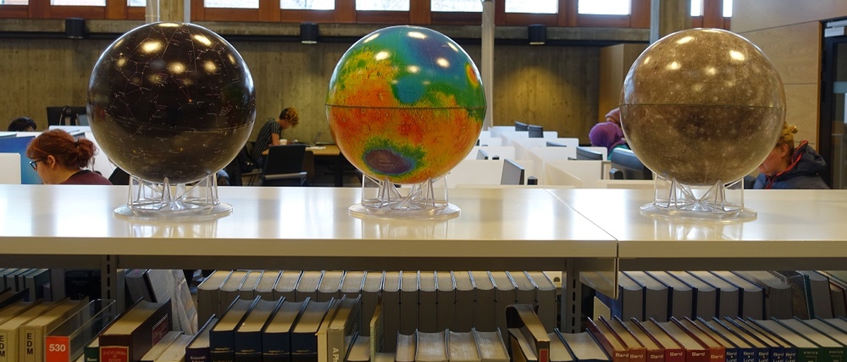 Foto: Realfagsbiblioteket i Vilhelm Bjerknes hus er det mange lesesalsplasser som kan benyttes av alle realfagsstudenter. Her er det også biblioteksressurser, møterom og møteplasser. Foto: gk/GEO