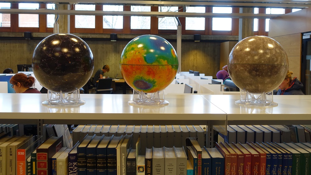 Foto: Realfagsbiblioteket i Vilhelm Bjerknes hus er det mange lesesalsplasser som kan benyttes av alle realfagsstudenter. Her er det også biblioteksressurser, møterom og møteplasser. Foto: gk/GEO