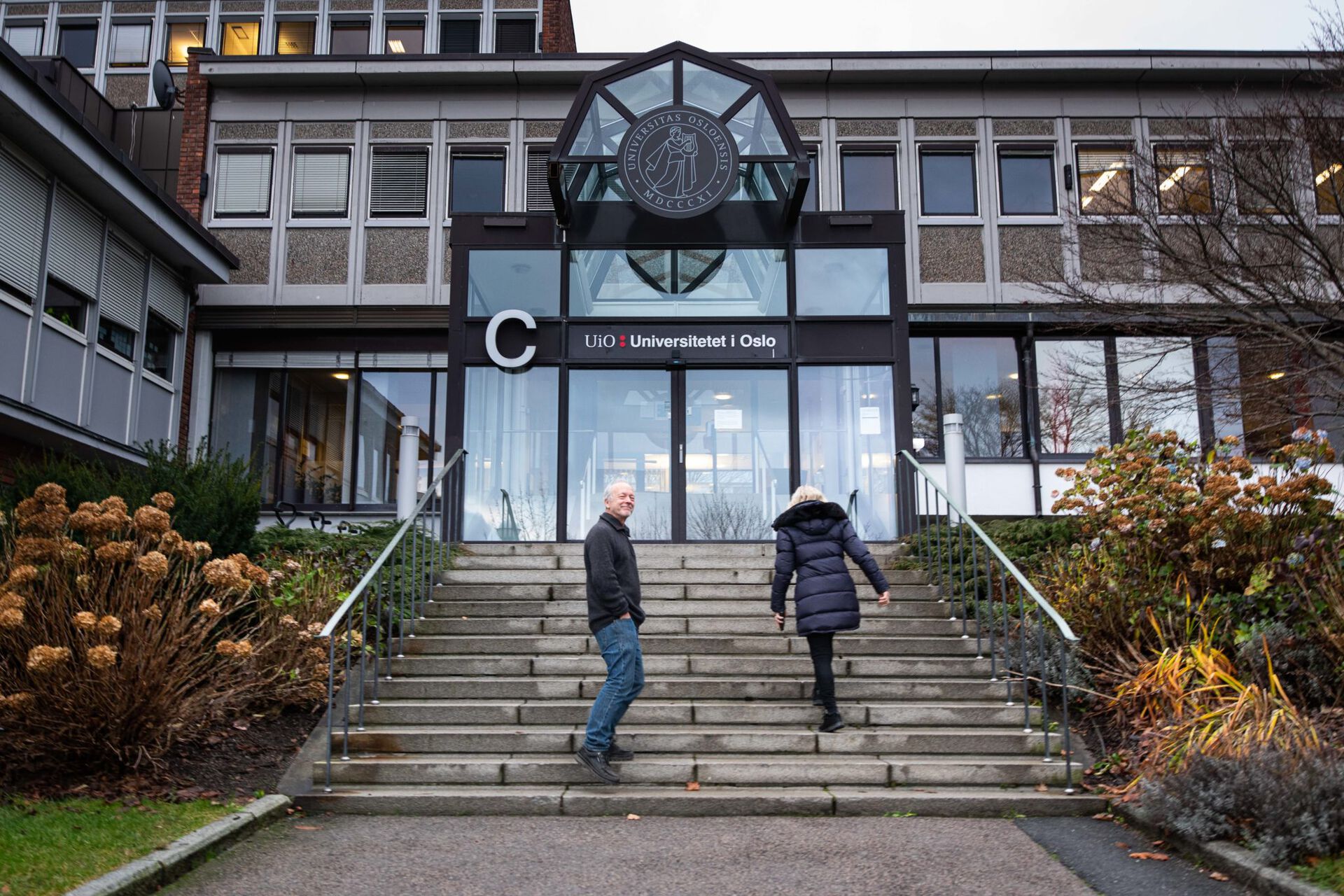Bildet kan inneholde: anlegg, vindu, bygning, nabolag, dør.