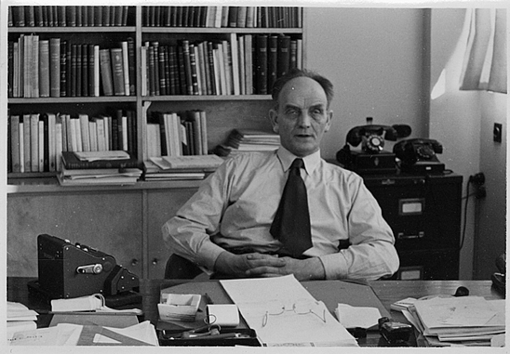 Egil Hylleraas in black and white by his desk